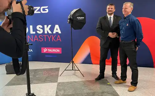 Janusz Kruk i Paweł Handzlik podczas sesji zdjęciowej na ściance Polskiego Związku Gimnastycznego.